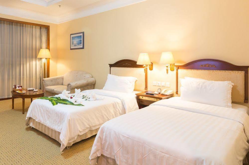 Xiamen International Seaside Hotel -Hotel Corridor Leads To The Stone Exhibition Hall Exterior foto