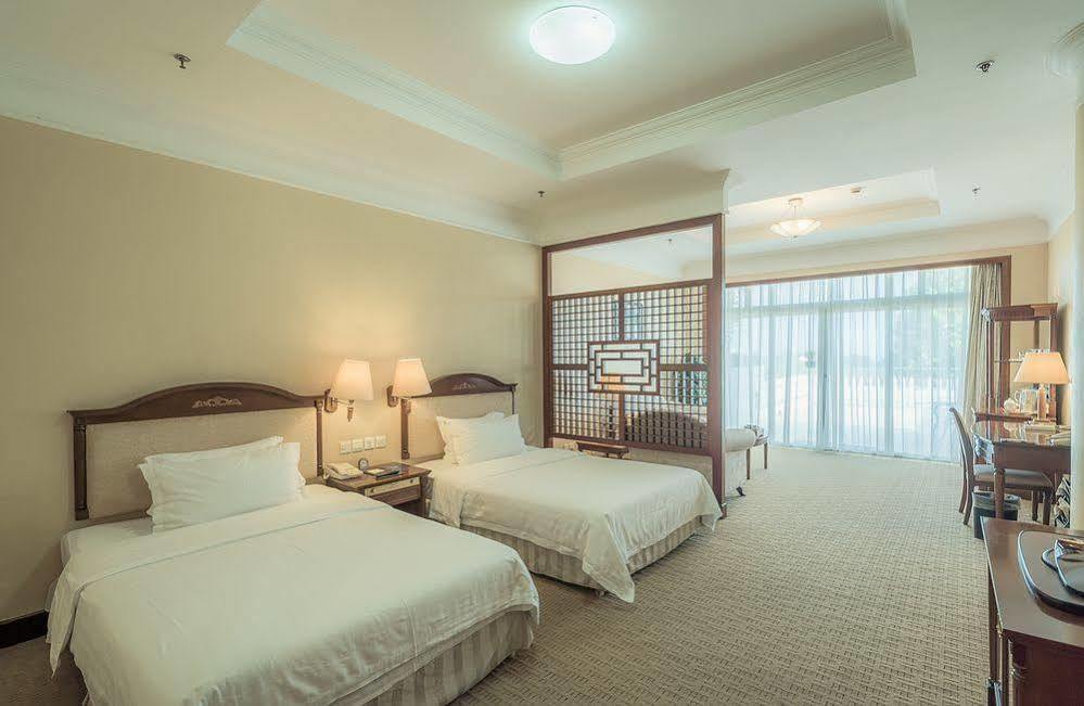 Xiamen International Seaside Hotel -Hotel Corridor Leads To The Stone Exhibition Hall Exterior foto